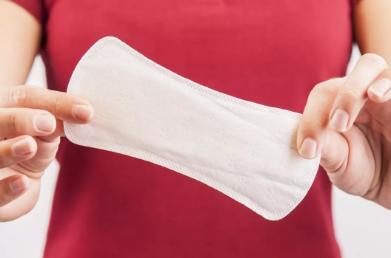 经期掉出来一块肉是怎么回事,经期掉下一坨血块后痛经症状减轻