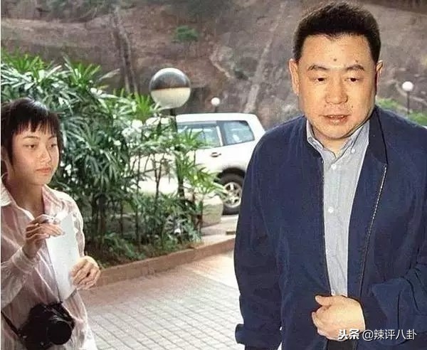 小记者俘获花心大富豪，从佣人女儿到传奇贵妇，如今身价500亿