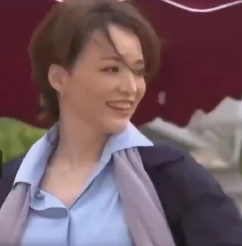 董卿复古短裙现身,董卿跟记者打招呼