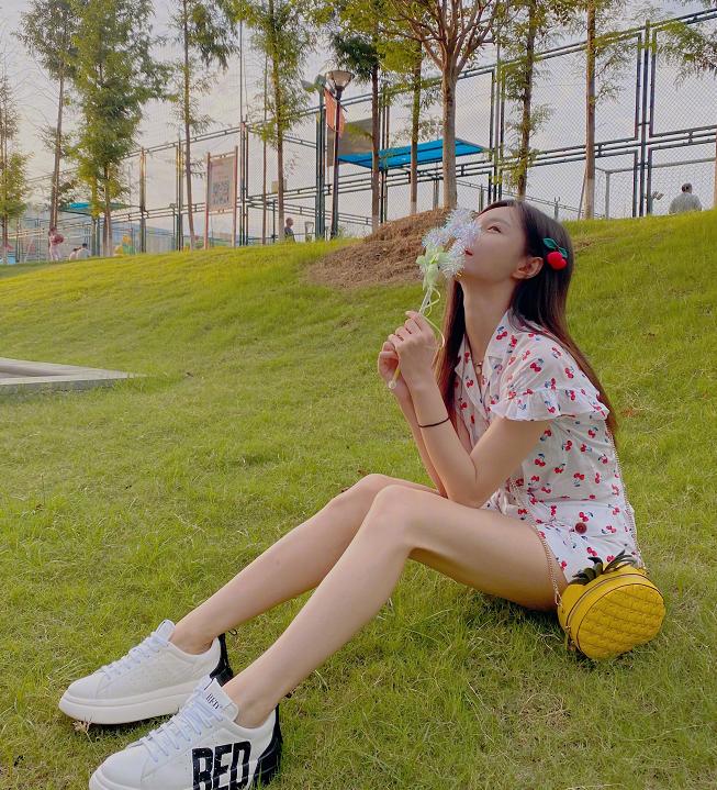 钟楚曦沈梦辰,沈梦辰红色斜肩蝴蝶结高开叉礼服