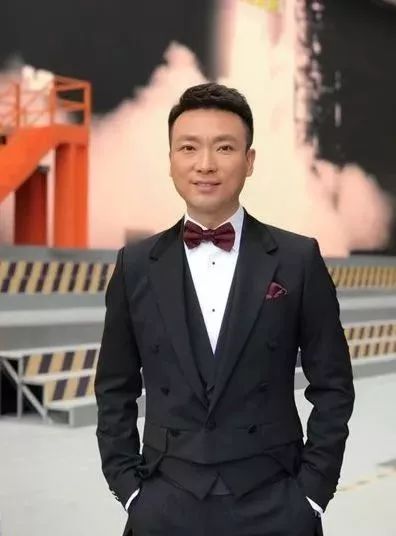 原来海霞和康辉是这层关系，看了那么多年《新闻联播》才知晓