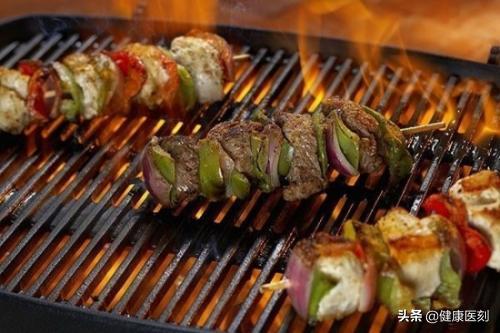 粑粑颜色是深褐色的是什么原因,绿色粑粑是癌症吗