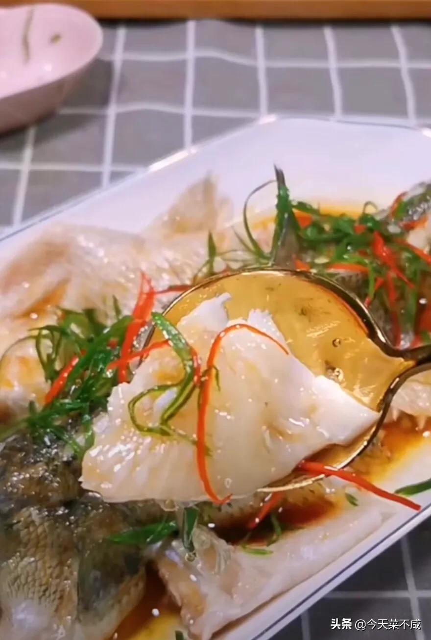 清蒸鲈鱼最正宗的方法,清蒸鲈鱼各种最正宗的方法