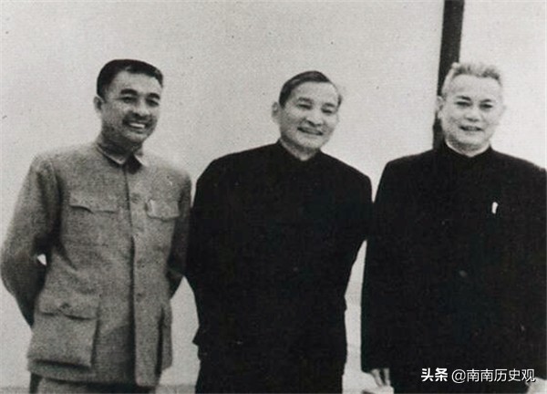 他是大军区政委，55年没被授衔，后来地位高过元帅，官至正国级