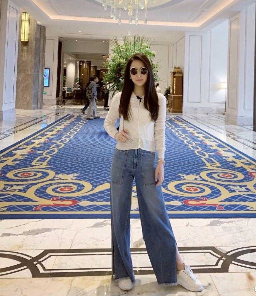 天王嫂方媛晒海边写真,郭富城方媛穿衣搭配