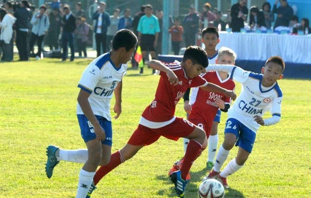 少年巴塞罗那训练，回国却染上新冠