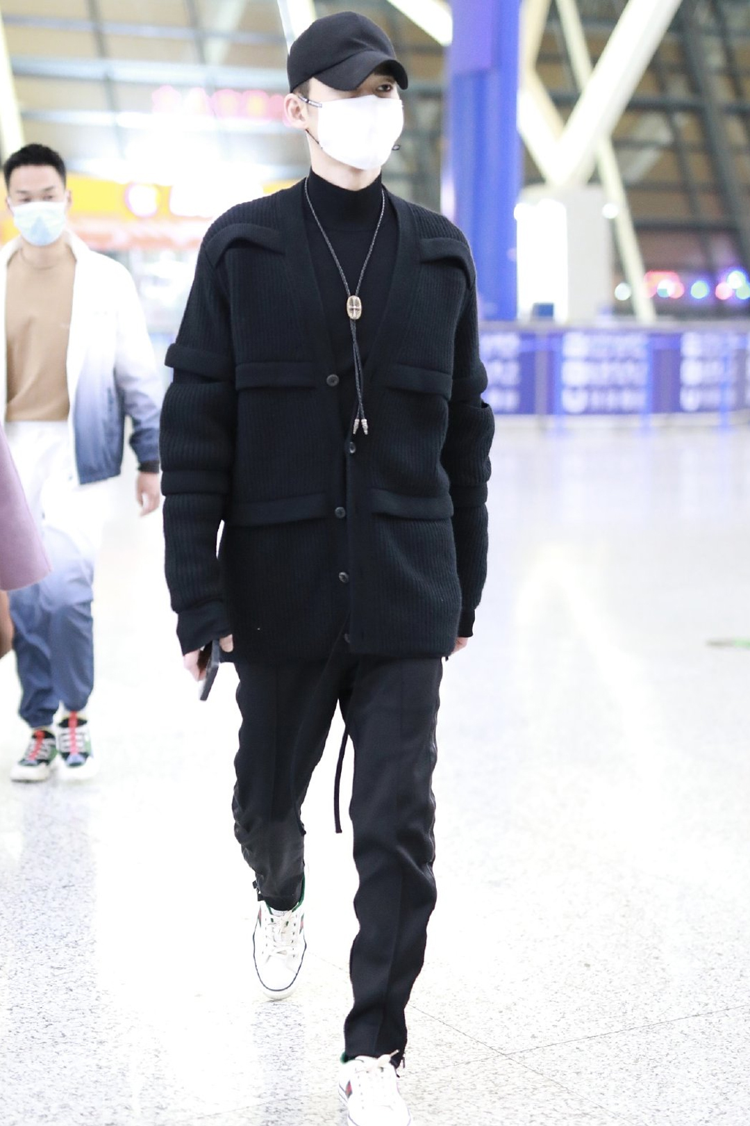 张翰秋装夹克外套全身照片,张翰一身黑衣超有型男气质