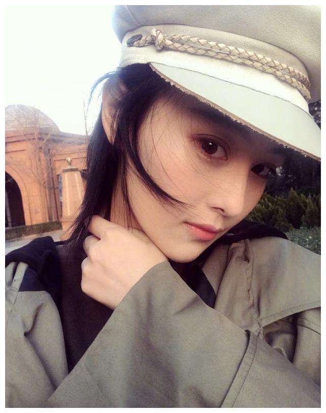 张馨予惊艳短发,张馨予过膝长靴穿搭