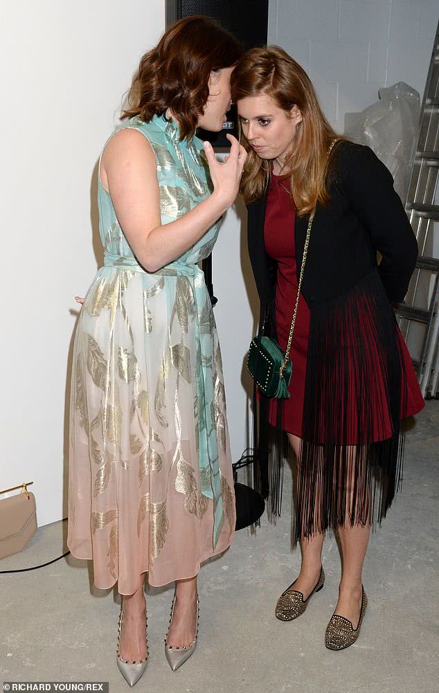 尤金妮穿裙子图片,尤金妮公主穿背带裤