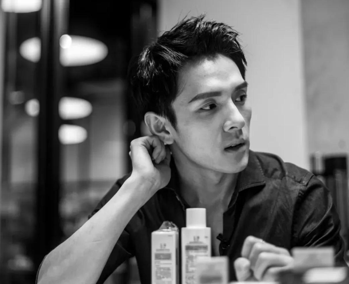 湖南小伙赚8000个亿,男子卖口红赚千万