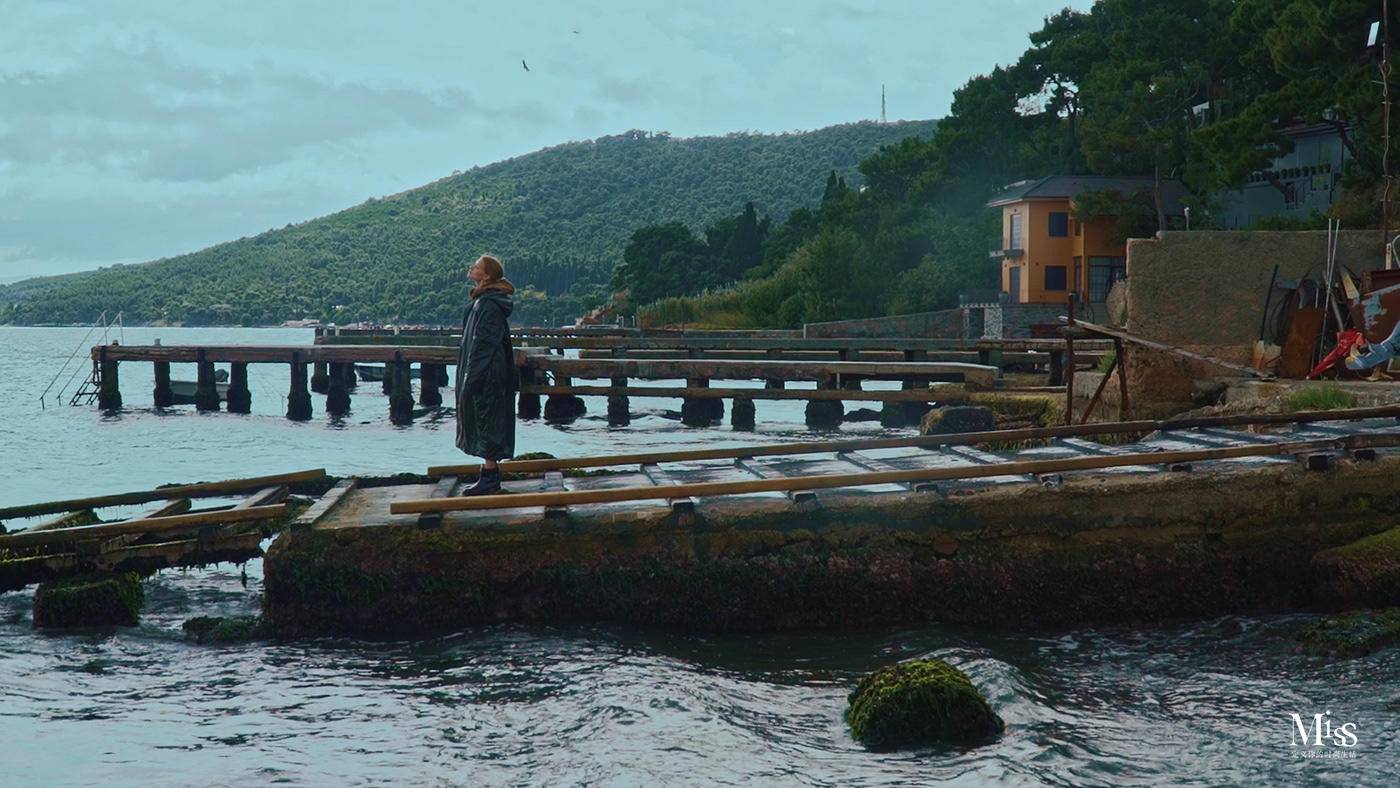 哑光妆容的魅力，在于提供漆黑的夜晚，展现色彩之美