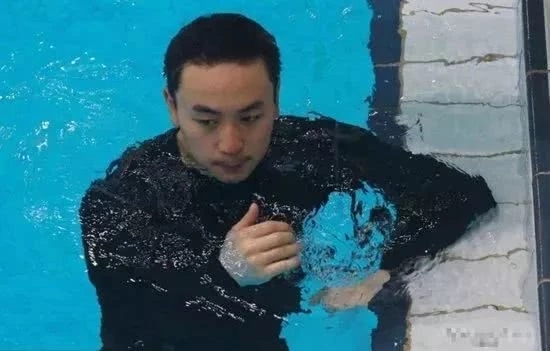 从娱乐至死到娱乐致死！猝死、溺亡、骨折！蓝台犯的事，何其多？