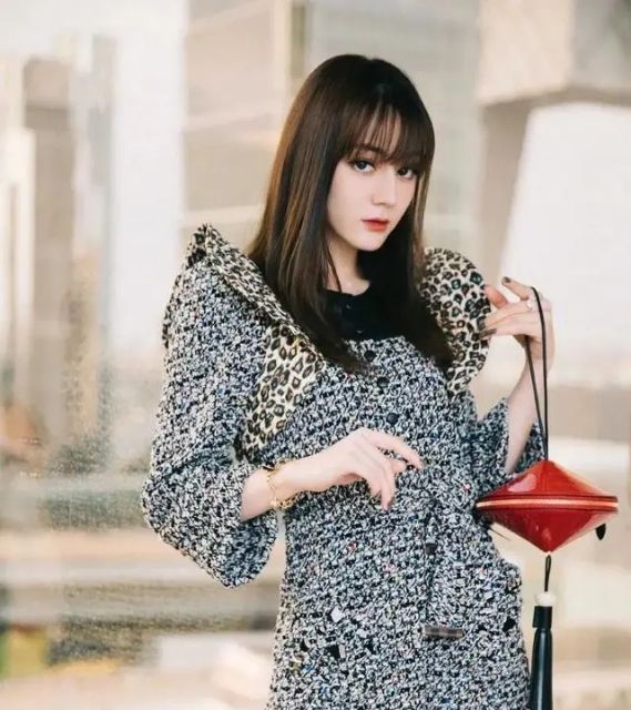 今年流行什么发型丸子头好看,教你一款洋气的丸子头发型