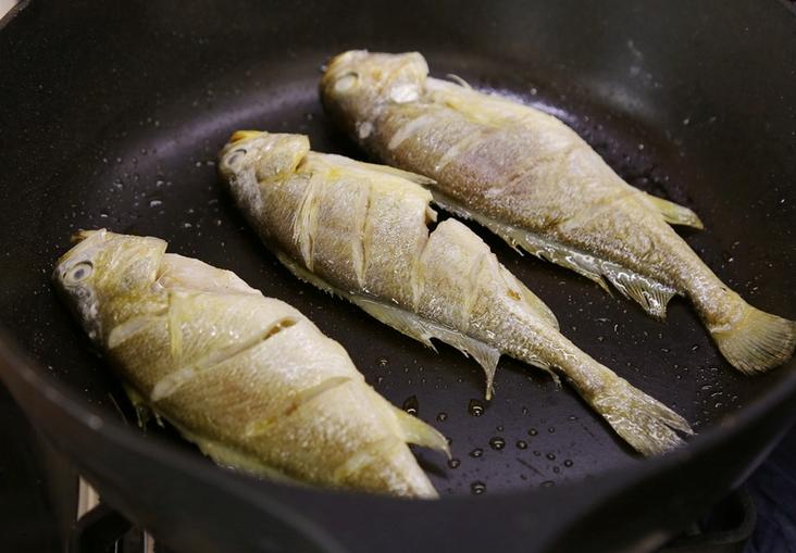 不粘锅煎鱼怎么煎不黄,油煎食物不粘锅最有效的方法