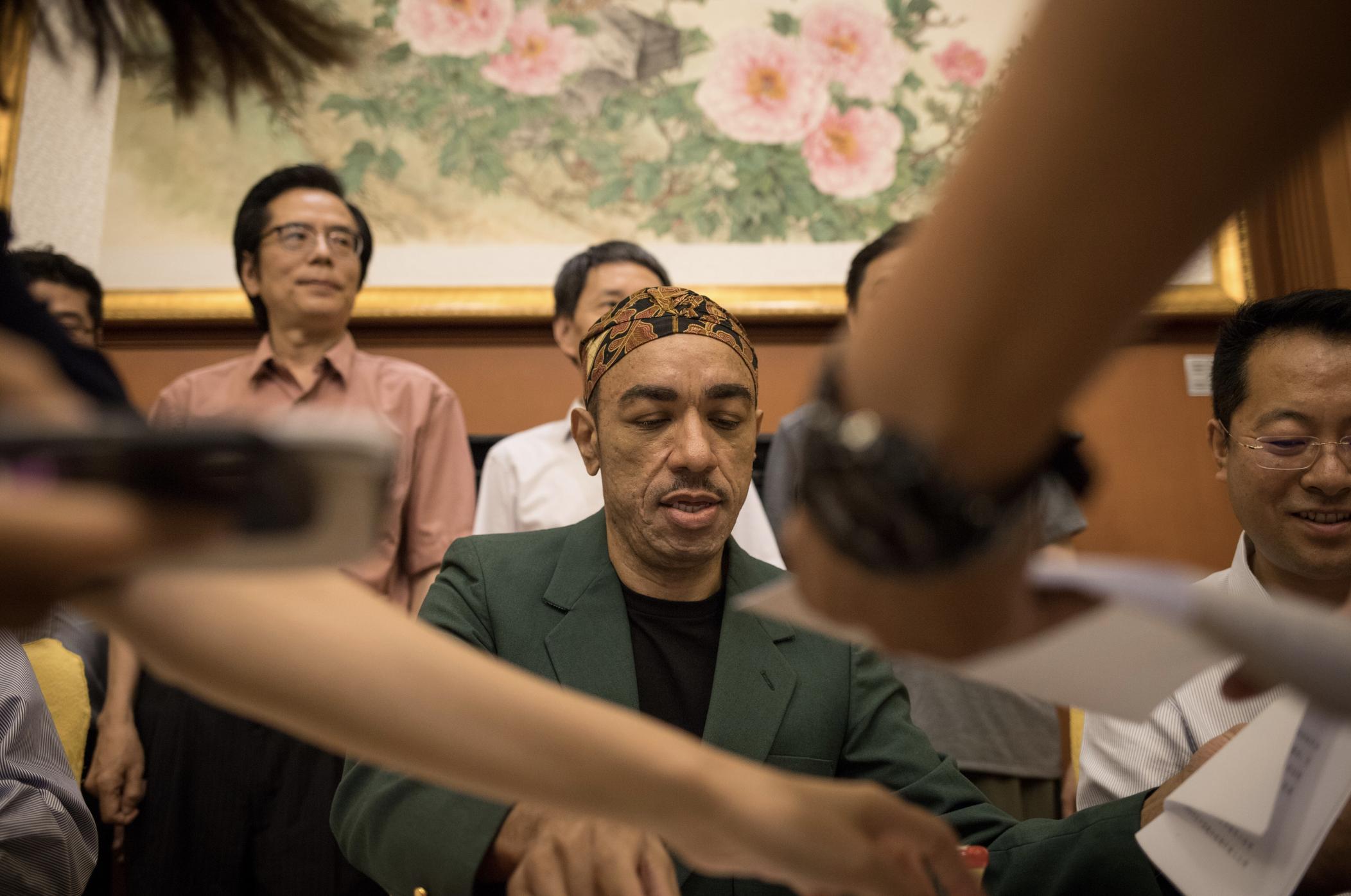 奥巴马的弟弟马克·奥巴马在中国：娶河南媳妇，学书法、唐诗，心怀美国，讨厌特朗普，舍不得离开中国