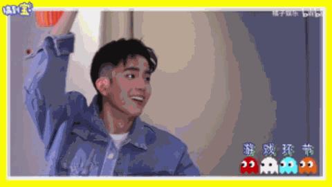 赵丽颖王一博录节目蓝色吊带上衣,赵丽颖王一博快本对视说话