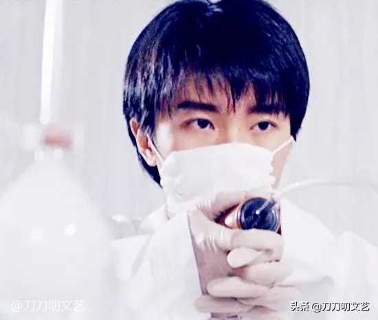 周星驰冲镜头飞吻画面,周星驰飞吻片段