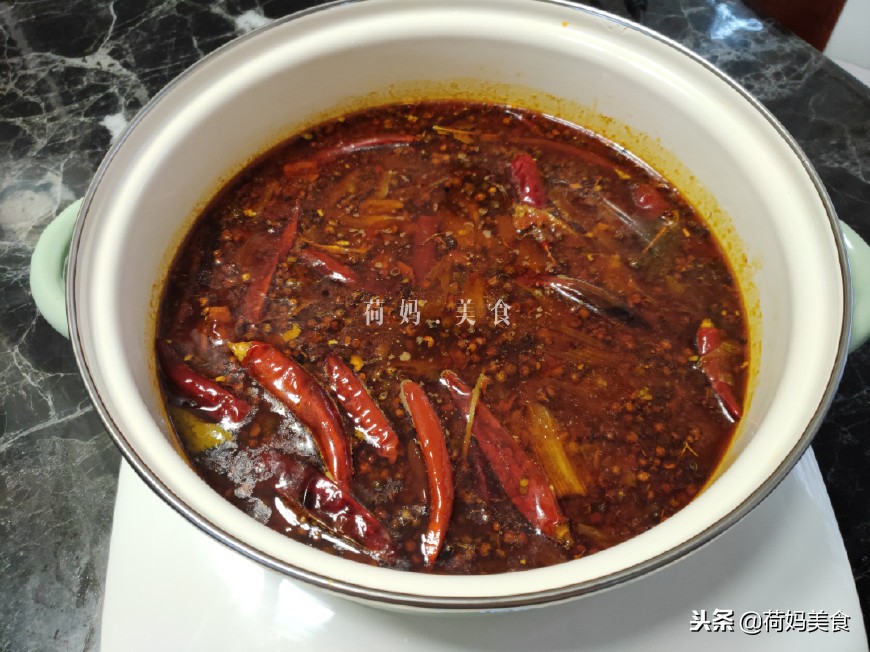 家庭自制小火锅吃起来,小两口在家自己做火锅