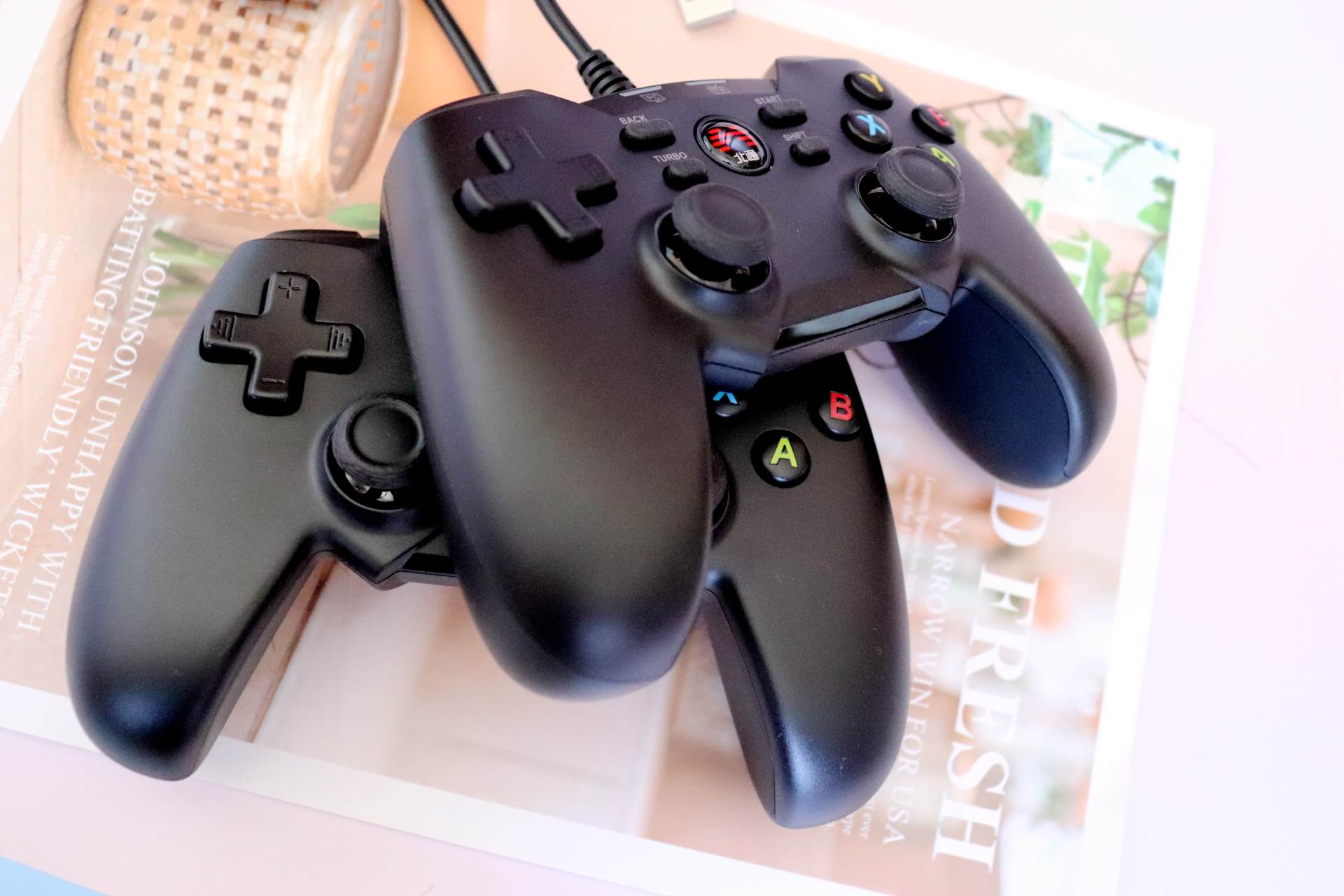 享用游戏的乐趣,北通蝙蝠4手柄怎样控制游戏