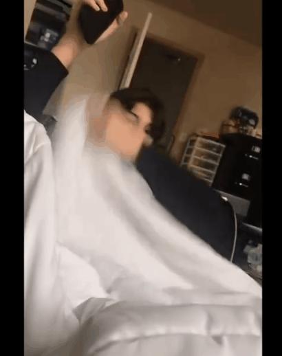 澶栧浗浜哄湪鐢锋湅鍙嬮潰鍓嶇殑鍙规皵,鐩樼偣琚洿鐢锋皵鍒版姄鐙傜殑鐬棿