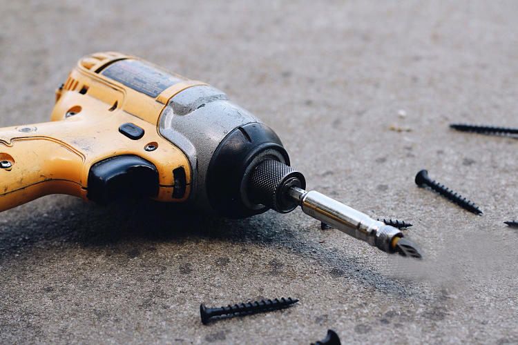 拧螺丝打孔手电钻,钻孔能力强的电钻该怎么选