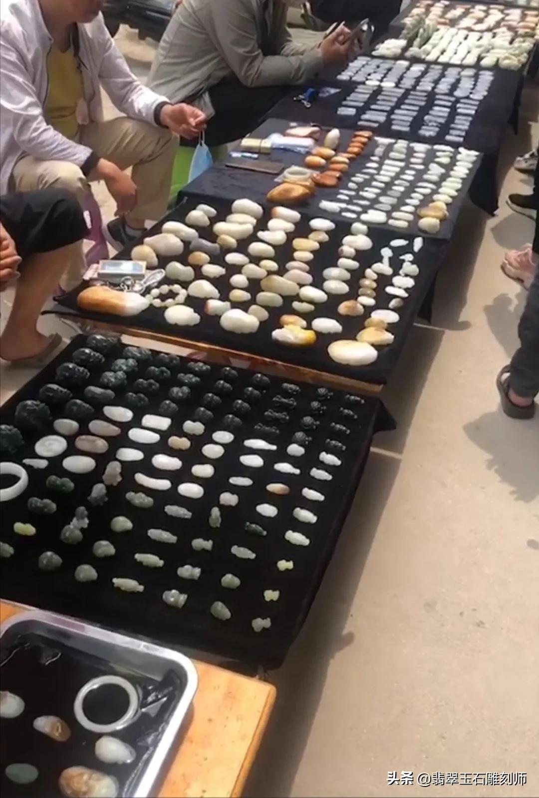 摆地摊卖翡翠手镯,地摊卖翡翠手镯