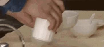 倒茶时对方敲三下桌子是什么意思,涨知识别人给你倒茶为何要敲三下