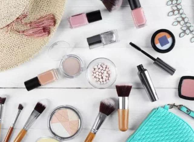 女子用化妆品丧命,用便宜化妆品中毒的新闻