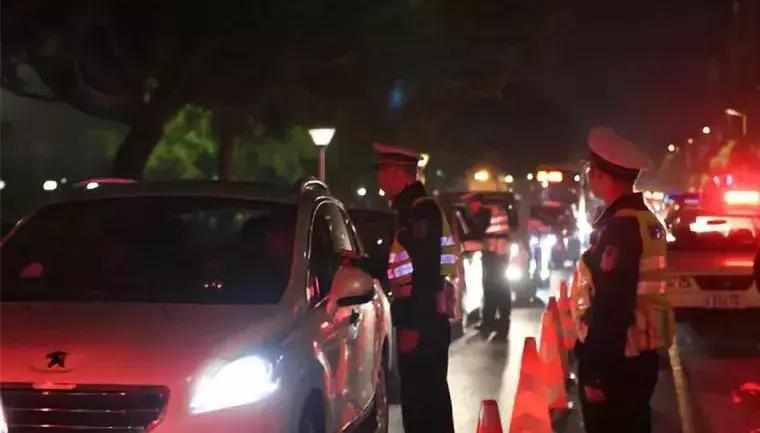 合肥警方凌晨突查娱乐会所,出动4000警力抓捕现场