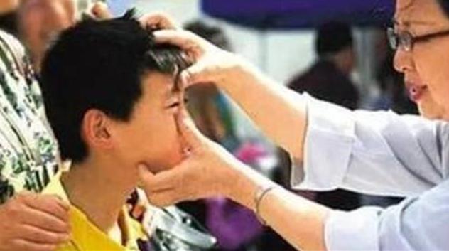 儿子误把502滴眼睛，宝妈反应迅速医生夸奖，但家长不能跟一辈子