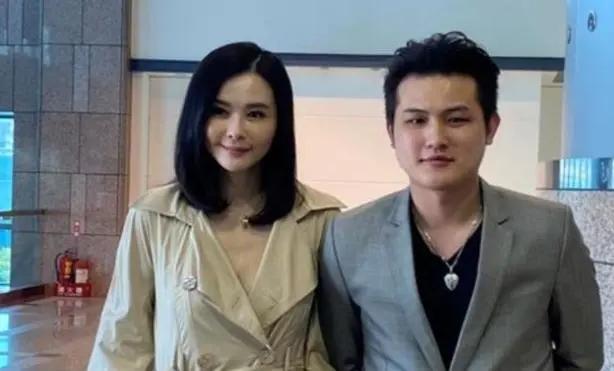 44岁女星被切除器官,44岁女明星剖腹生孩子