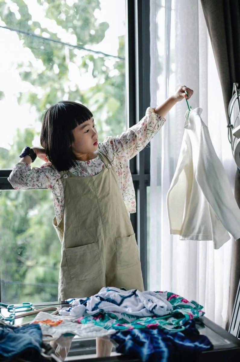 收纳师教你折衣服,折厚衣服的收纳方法