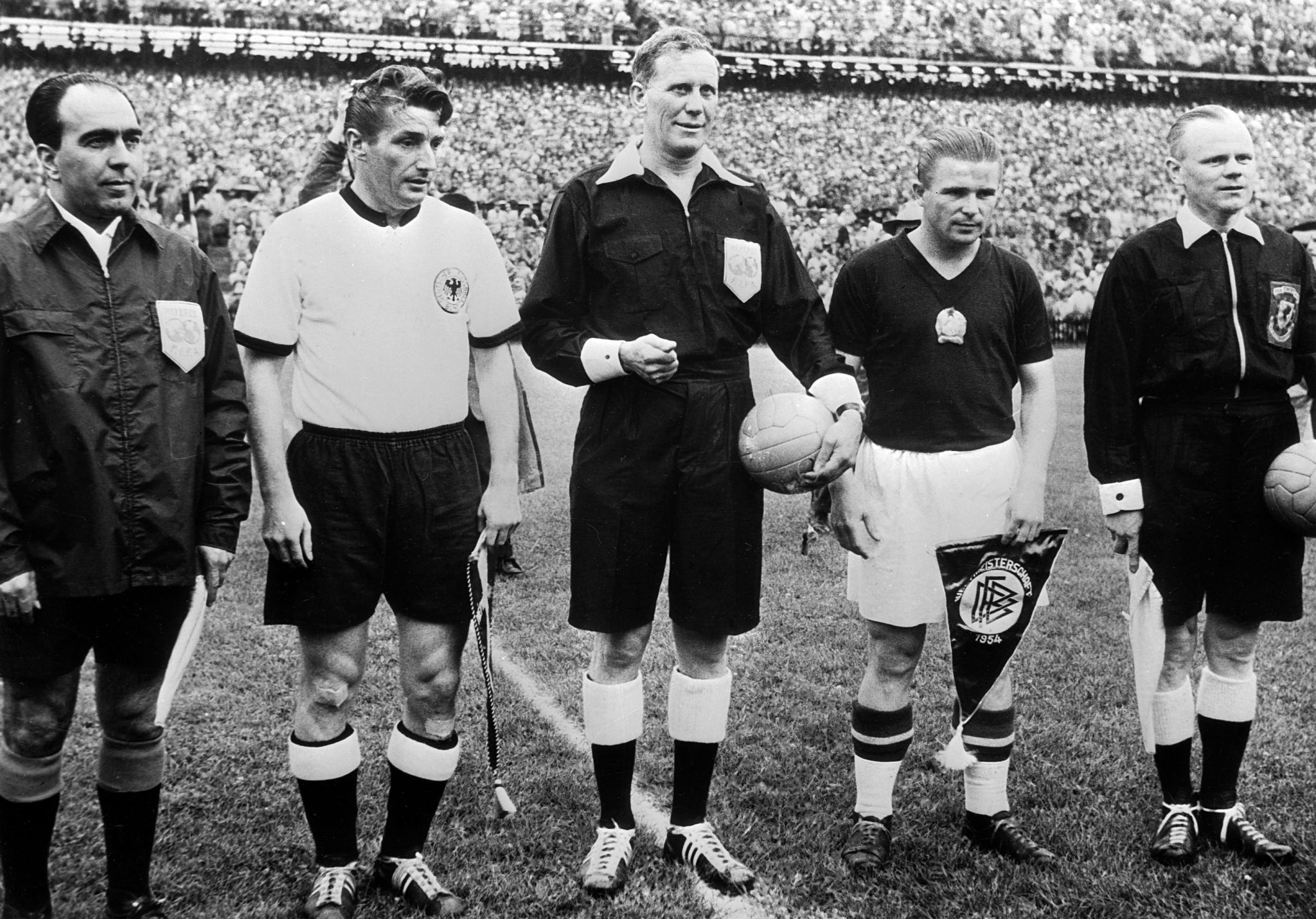 adidas阿迪达斯三叶草是真的吗,adidas阿迪达斯三叶草休闲篮球鞋