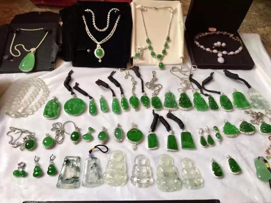 2018香港保利翡翠拍卖价格,保利春拍翡翠手镯5000万