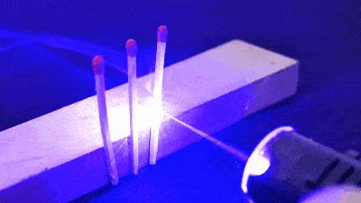 19岁熊孩子用激光笔照射民航飞机,十六岁的熊孩子用激光灯照射飞机