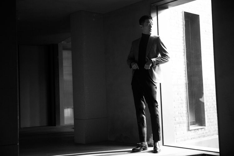 朱亚文西装帅气最新照,朱亚文全黑造型尽显成熟雅致