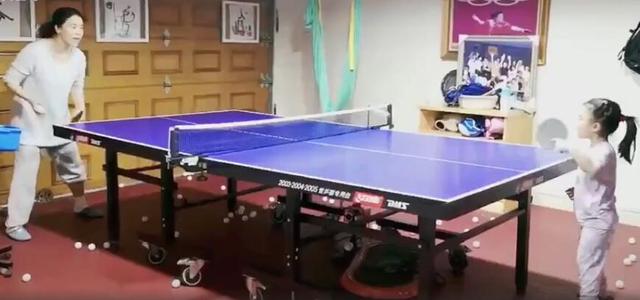 女承母业？国乒大满贯得主陪女儿乒乓球特训，有爱互动萌出天际