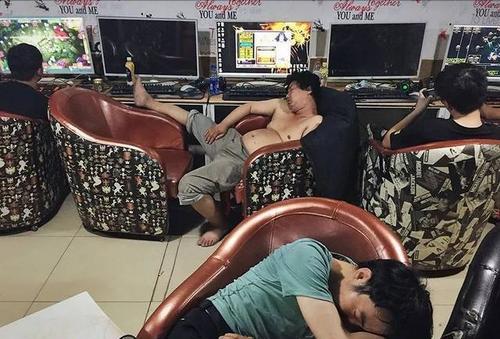 为什么网吧老板不会赶走蹭睡的人,网吧为啥老板从来不上网