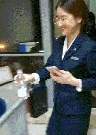 搞笑gif跟着妹子的节拍摇起来,敲锣打鼓甩头搞笑gif