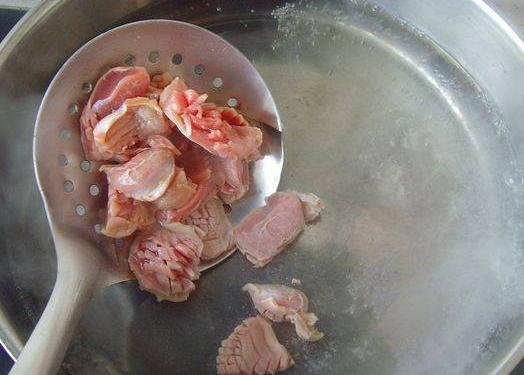 鸡胗焯水后有腥味怎么办,鸡胗炒的时候需要焯水吗