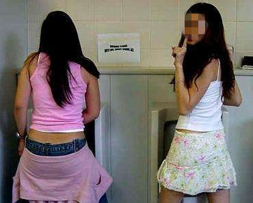 3岁女儿模仿爸爸“掏裤裆”，妈妈只乐不制止，几天后焦急送医