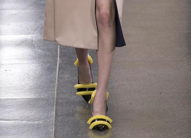 居然用青蛙来夹耳朵，洞洞鞋耳环还卖断货！有想买的欲望吗？