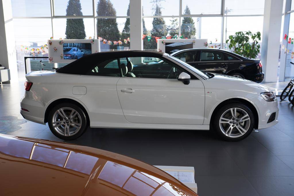 标配2.0T+7速双离合，进口奥迪紧凑敞篷没触控，靠颜值卖车？