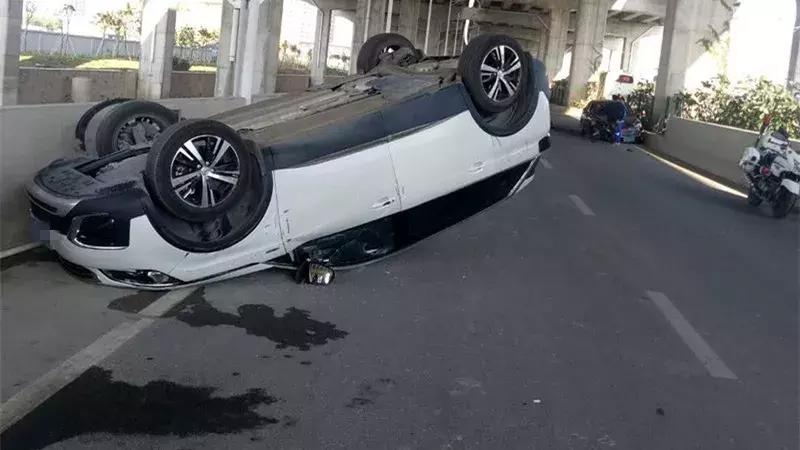 足球教练开福特去上课，竟猛撞标致四脚朝天，司机两人竟都没事