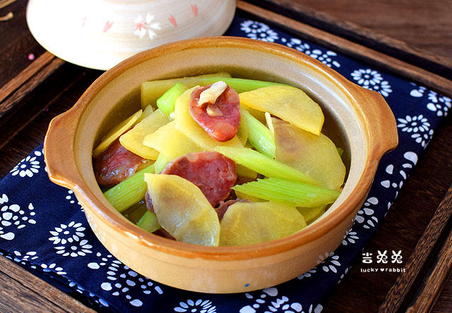 炒香肠小技巧减少咸味香辣下饭,土豆香肠下饭的神仙吃法