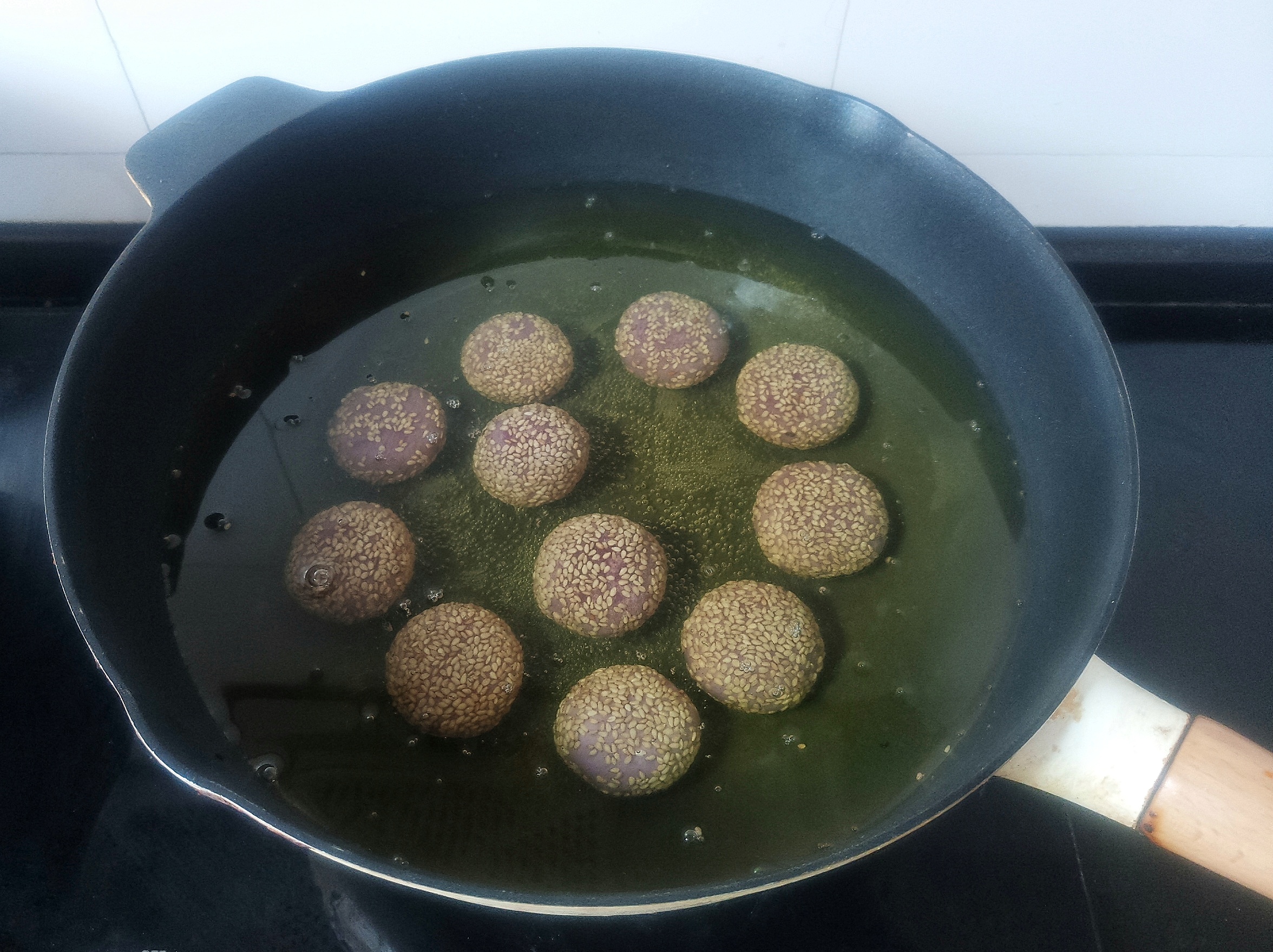 空心大麻球的炸制过程关键是什么,麻球怎么炸才又大又松又不瘪