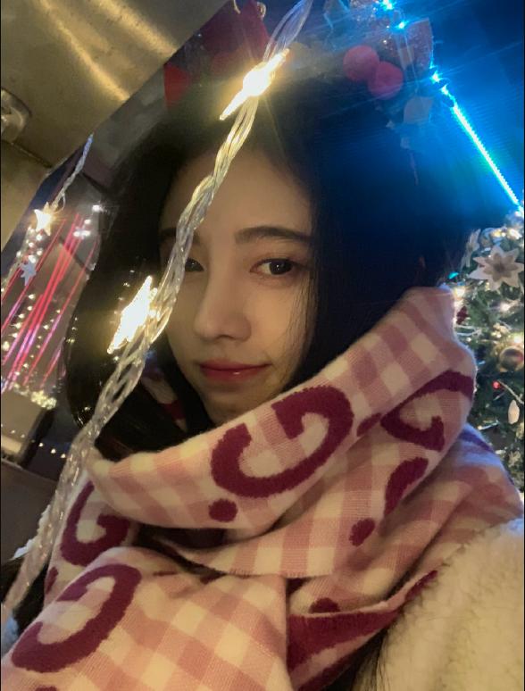 鞠婧祎与圣诞树合照，动图肤白貌美显腿长，网友称摄影师辛苦了