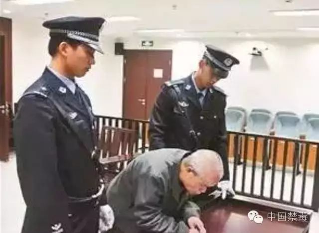 机场帮陌生人带行李判刑真实案例,帮朋友带东西藏毒品被判刑