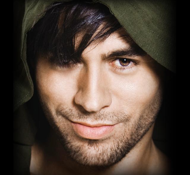 他被评为史上最强拉丁艺人，西班牙菲律宾混血，音乐时尚全面发展