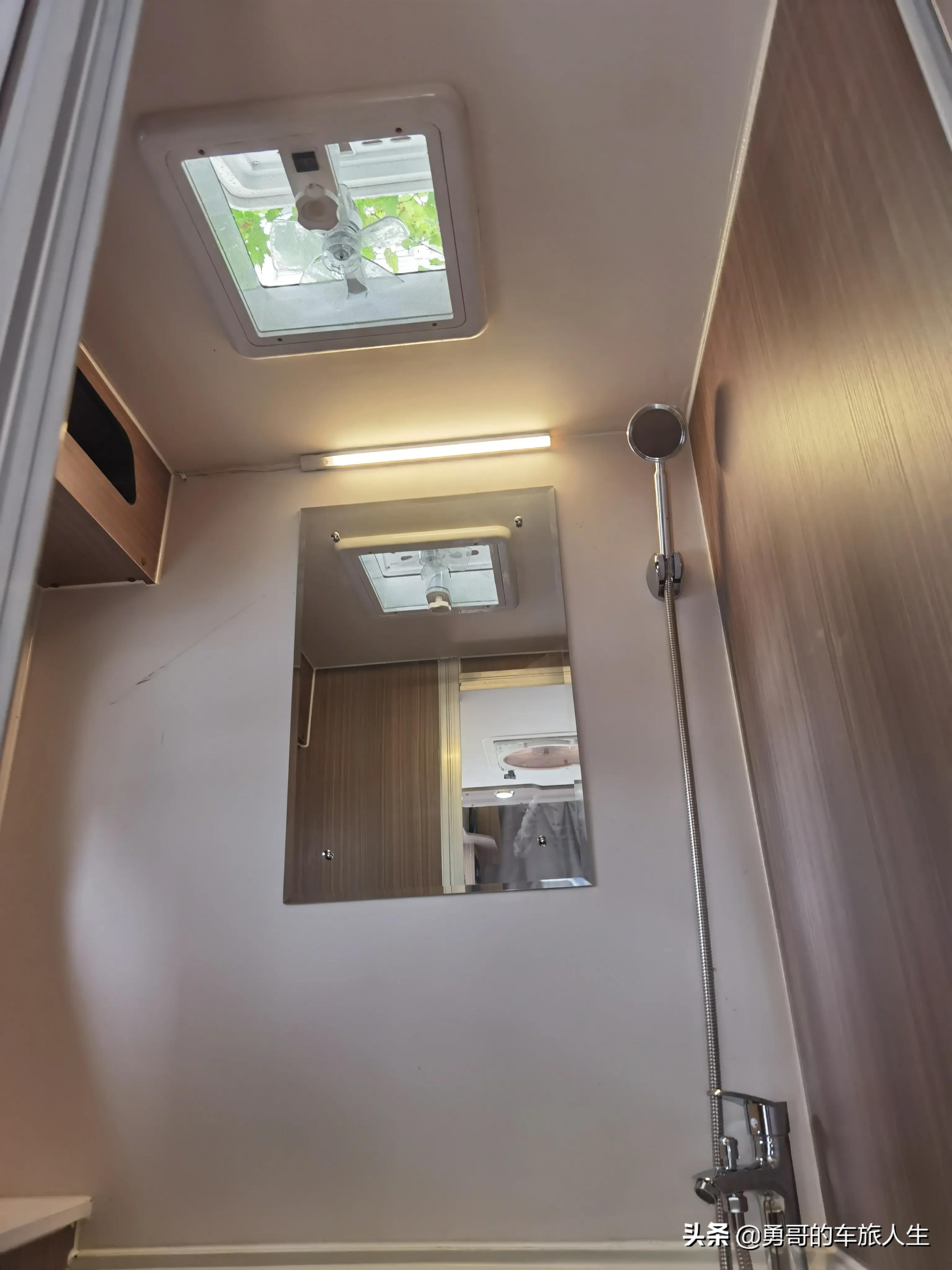 依维柯b型6座房车最新款价格多少,国六进口6.5吨依维柯房车无拓展